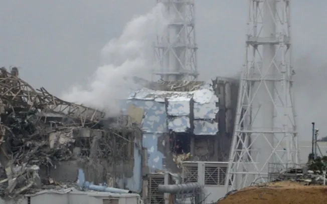  Imagem mostra danos nos reatores 3 (esquerda) e 4 (centro) da usina de Fukushima