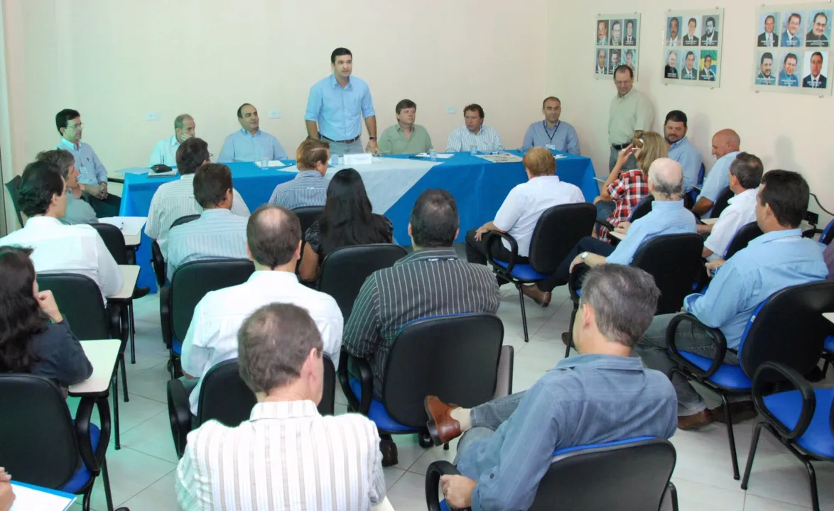 Prefeitos durante reunião na Amuvi realizada na sexta-feira: preocupação com o corte de emendas pelo governo federal 