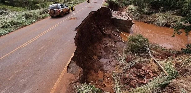  Trecho da rodovia MG-464, no município de Conquista, em Minas Gerais, onde uma ponte desabou com a força das chuvas que atingiram a região na tarde de sábado