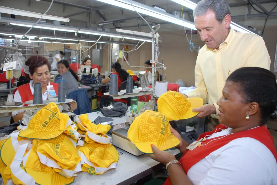   Empresa de confecções devem começar a contratar mais funcionários para atender aumento da produção de material alusivo para a Copa de 2014 