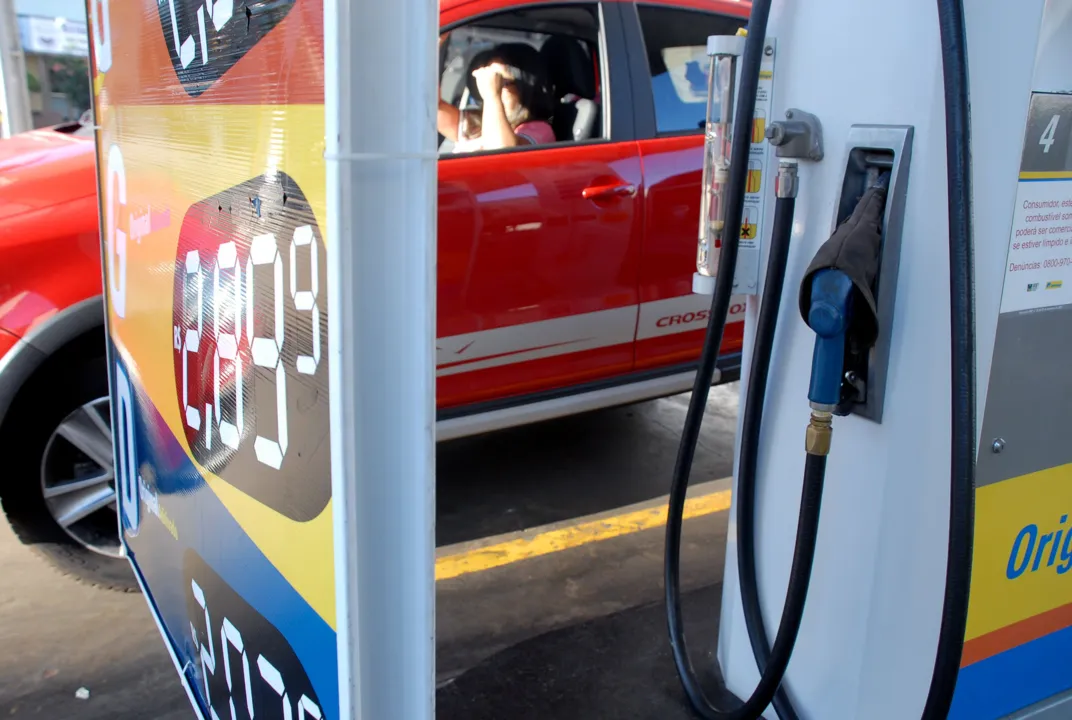 Preço da gasolina e do diesel será aumentado a partir de amanhã nas refinarias, mas reajuste não necessariamente chegará ao consumidor  (Rovena Rosa/Agência Brasil)