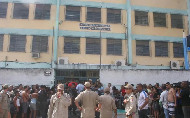  Policiais isolam entrada da escola após o tiroteio