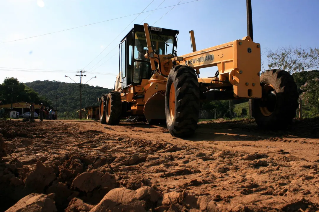  O Departamento de Estradas de Rodagem (DER) reforça a partir deste fim de semana o trabalho em Paranaguá, no Litoral do Estado, mobilizando máquinas e homens para atuar na desobstrução e recuperação de estradas afetadas pelas chuvas de março. 