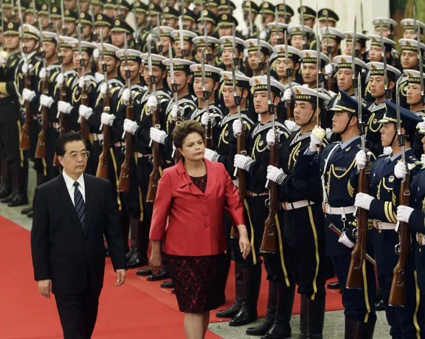  Dilma e Hu Jintao inspecionam tropas no Grande Palácio do Povo 