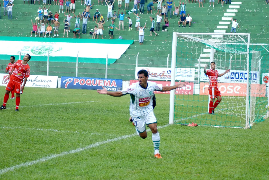  O atacante Val Ceará fez o segundo gol na vitória por 4 a 0 do Arapongas sobre o Paranavaí