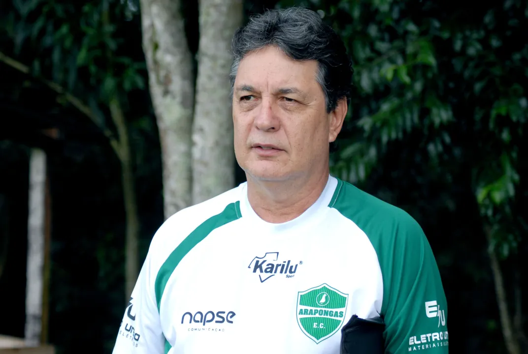  O técnico Toninho Moura tenta classificar o Arapongas Esporte Clube para disputar o título do interior:equipe está perto da vaga