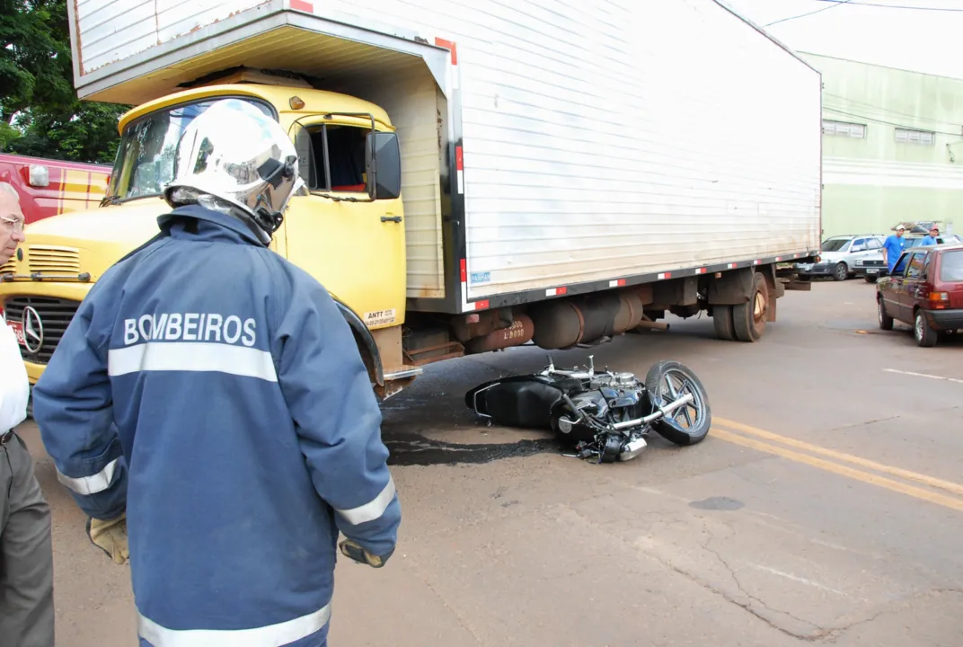  Acidente  entre moto e caminhão em Apucarana