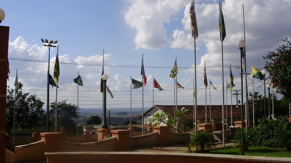 Bandeiras dão colorido especial à Barra Funda, em Apucarana