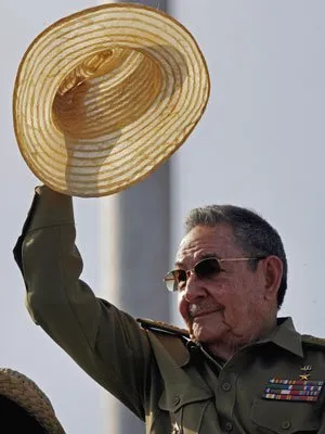 O presidente Raul Castro acena com chapéu durante a parada militar em Havana