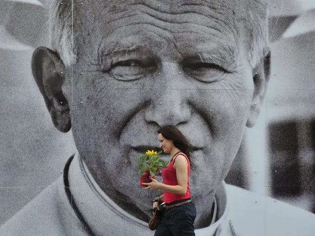 Caixão de João Paulo II é retirado do túmulo para beatificação 