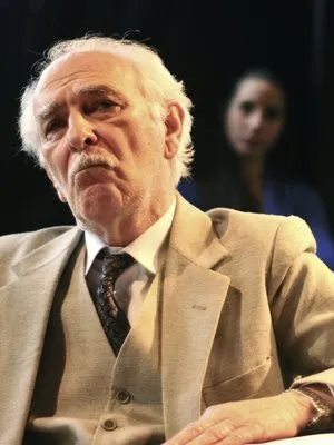  O ator e diretor José Renato na peça "Doze homens e uma sentenç