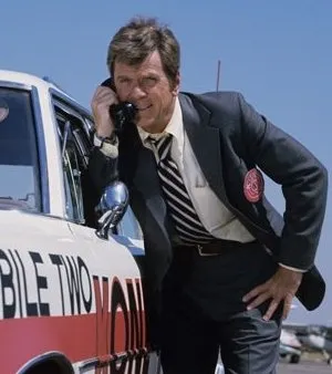  Jackie Cooper em cena do seriado de TV Mobile One, da qual foi protagonista