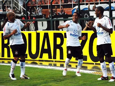 Os gols da vitória do Corinthians foram marcados no fim do segundo tempo