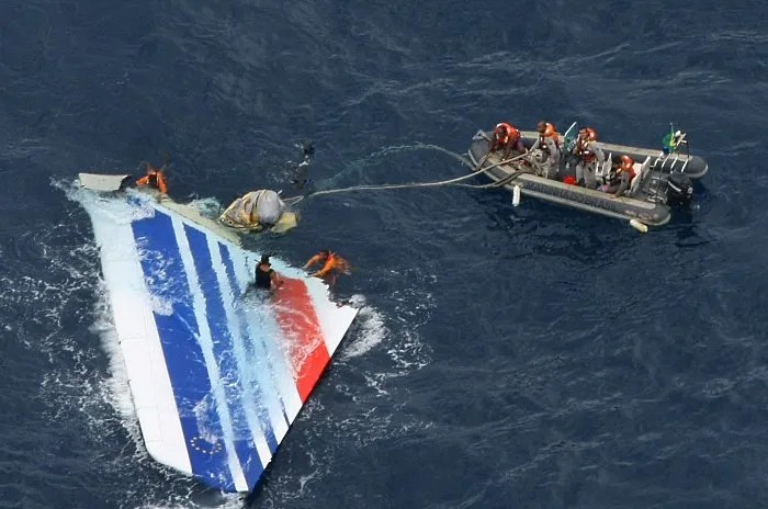  França resgata primeiro corpo  em destroços do voo Rio-Paris