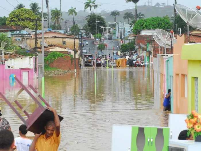 Desabrigados pela chuva em Pernambuco começam a receber doações
