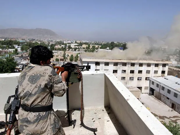  Afeganistão: talibãs escondem-se em hotel após ataque ao governo