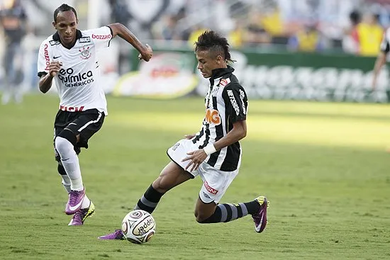  Marcado por Liedson, Neymar tenta jogada ofensiva