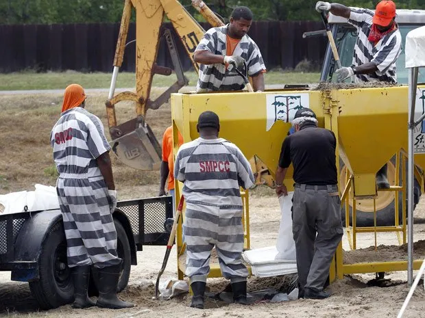  Prisioneiros e moradores fazem barricadas contra enchente nos EUA