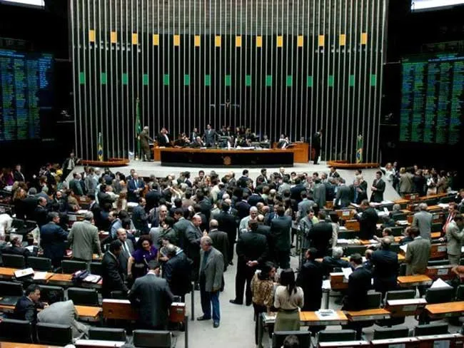 Racha entre aliados do governo adia votação do Código Florestal