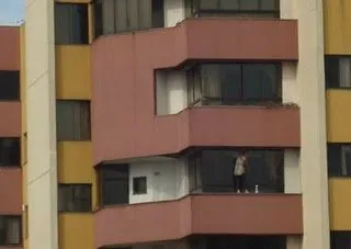 Imagem de faxineira limpando vidros do nono andar de um edifício choca pela falta de segurança