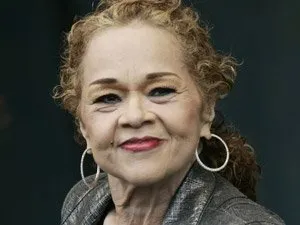  Etta James é internada na Califórnia em estado grave por infecção