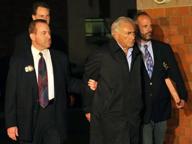  Strauss-Kahn é transferido algemado de delegacia em Nova York