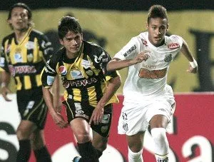 Neymar mais uma vez se destacou e fez o gol do Santos