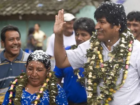  O presidente da Bolívia, Evo Morales, acena para multidão no sul da capital do país, La Paz; governante se disse satisfeito com eleições regionais