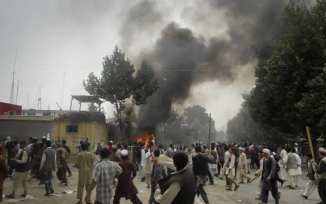 Taleban mata 35 operários afegãos que construíam estrada