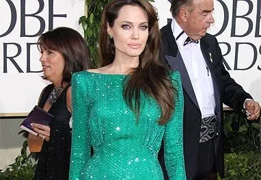 Angelina Jolie é condecorada pela rainha Elizabeth