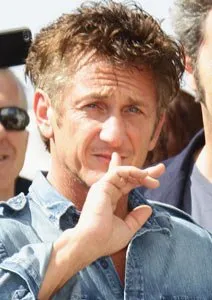  Sean Penn vai à photocall de filme em que vive uma estrela do rock