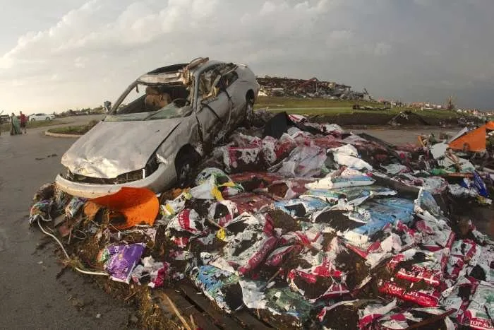  Tornado arrasa cidade e mata pelo menos 89 nos EUA