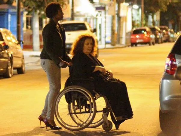  Beth Carvalho circula de cadeira de rodas no Leblon