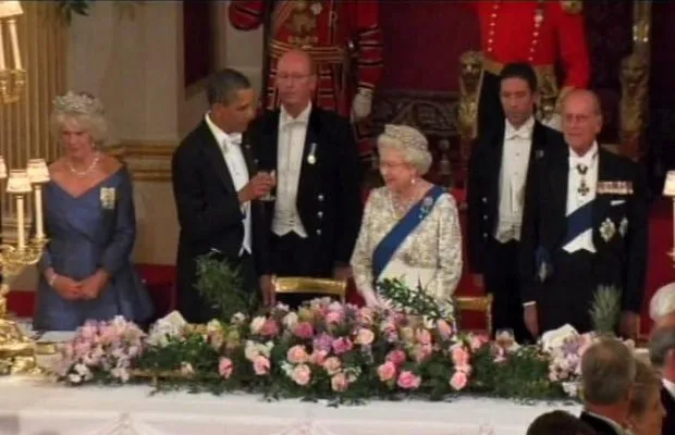  Banda real erra, e Obama faz brinde sozinho à rainha Elizabeth II