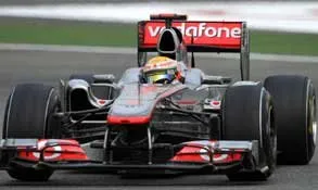 Hamilton lidera dobradinha da McLaren em 2º treino livre