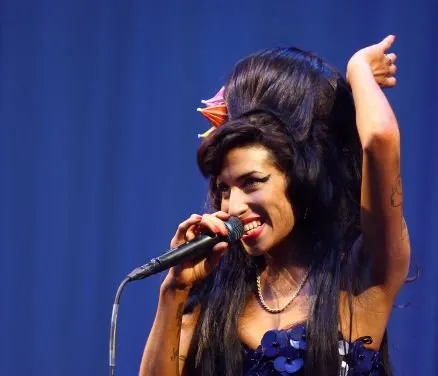 Amy Winehouse pagava R$ 450 para beijar seu ex-marido