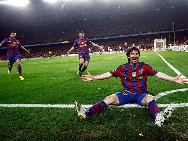 Com Camp Nou lotado, Messi senta na beira do campo para comemorar com a torcida 