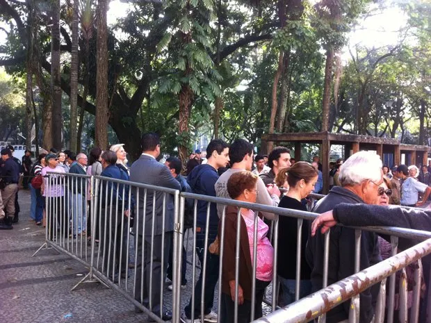 Multidão aguarda a chegada do corpo de Itamar a Juiz de Fora