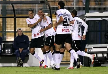 Ralf é agarrado por Weldinho na comemoração do primeiro gol do Corinthians