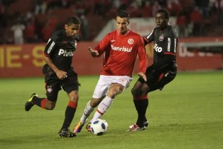 Mesmo bem marcado, Leandro Damião criou a jogada do gol do Internacional 