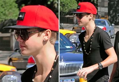  Justin Bieber circula com brinco de diamante, em NY