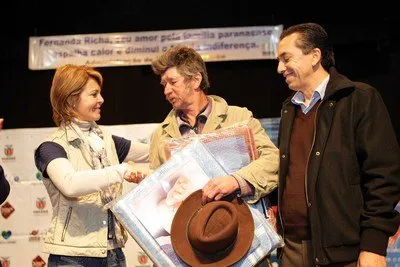  Fernanda Richa entrega cobertores para três mil famílias
