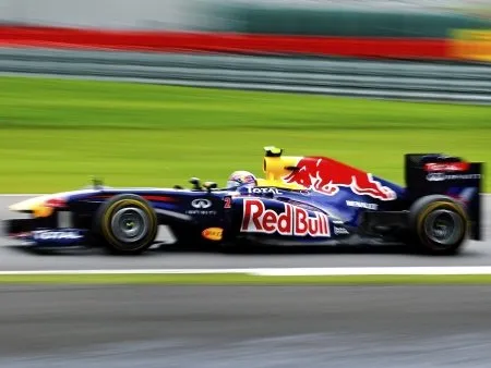  No treino deste sábado (9), em Silverstone (Inglaterra), Webber superou o companheiro Vettel e largará na pole no domingo (10)