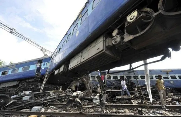  Descarrilamento de trem mata nove pessoas na Índia