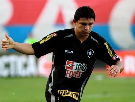  Elkeson abriu o placar para o Botafogo com lindo gol de falta no 1º tempo