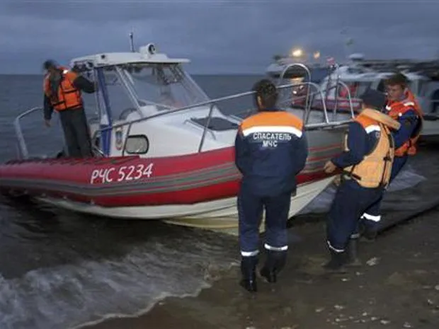 Barcos tentam localizar sobreviventes no rio Volga no domingo (10) 