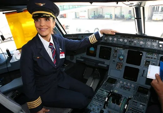 Ivete Sangalo vira comandante de avião em comercial da TAM