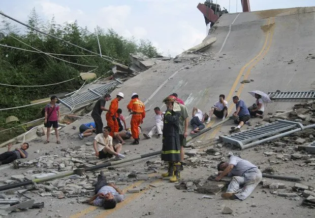  Queda de ponte mata 1 e fere 22 na China