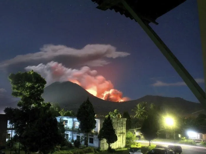  Vulcão na Indonésia entra em erupção