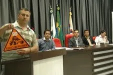  Foto Juliano Sapatini, do Fusca Clube, ao fazer uso da palavra na tribuna da Câmara de Apucarana